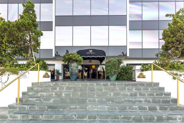 Plaza level, front of building, great exposure off lobby, private bathroom.
